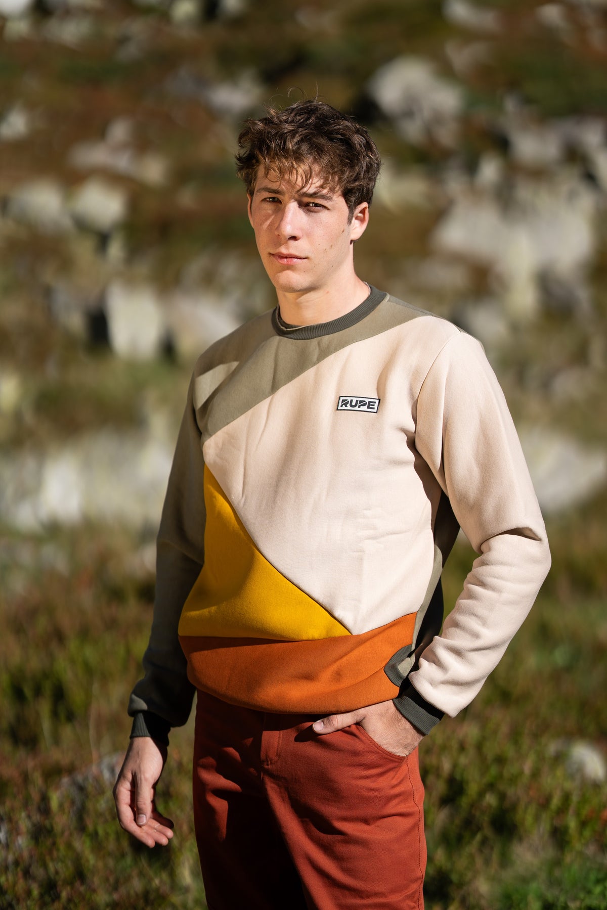 FW26-099 Cave Earthy + pantalone rust (uomo ritratto frontale)