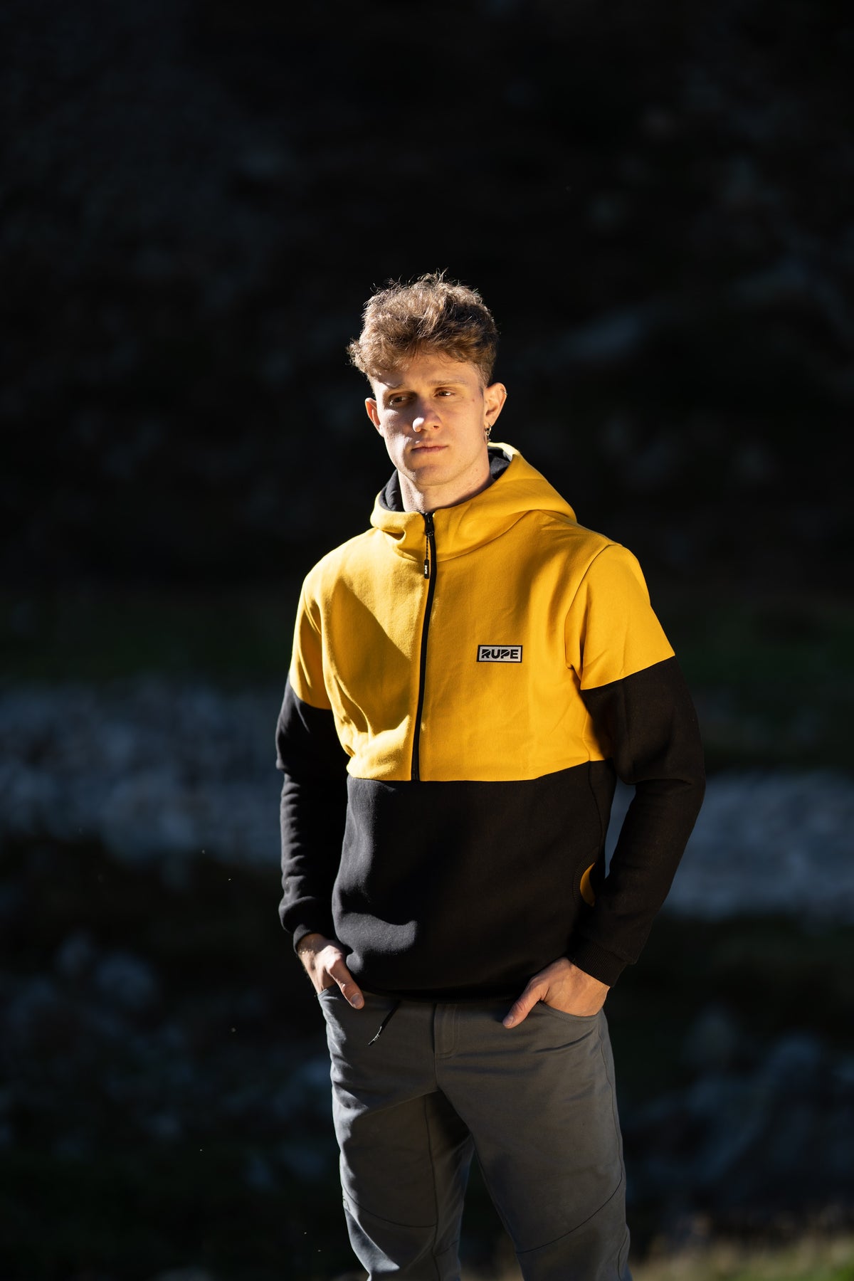 FW26-112 Pitch Bee + Pirenei Grey (uomo frontale serale, figura intera)