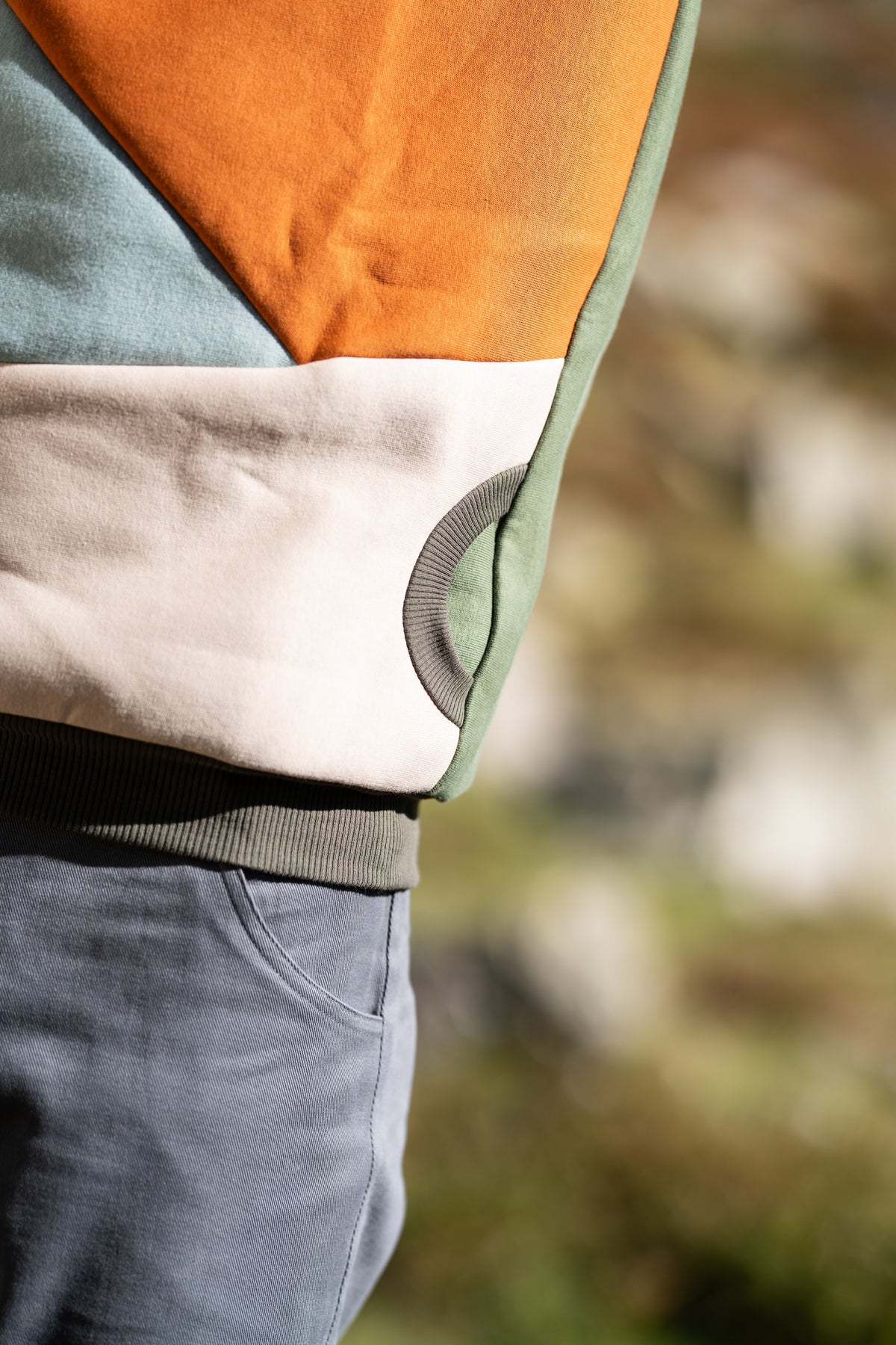 FW26-013 BLOCK Zenit + Himalaya Grey (dettaglio orlo felpa e pantalone velluto)