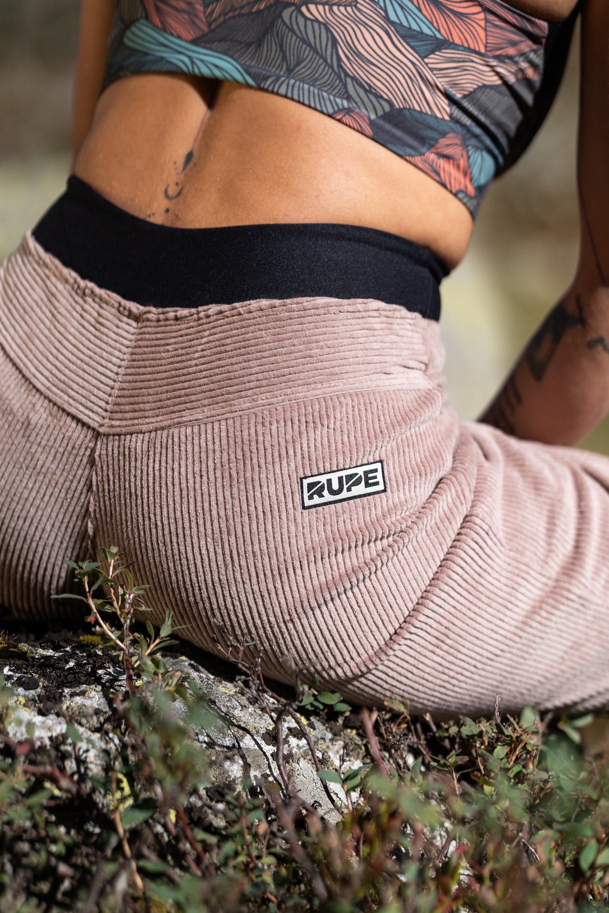 FW26-036 RILA Taupe (dettaglio retro tasca logo)
