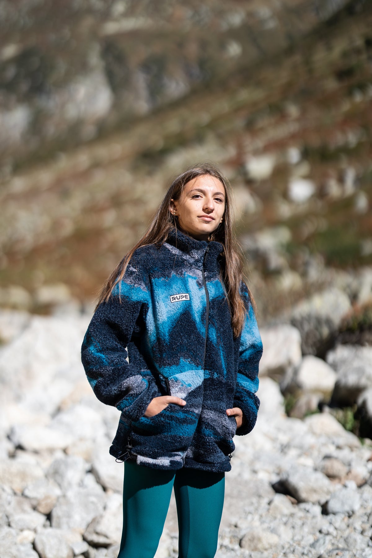 FW26-027 BEAR Arctic Sunrise + Leggings vita alta teal (donna frontale mani in tasca)