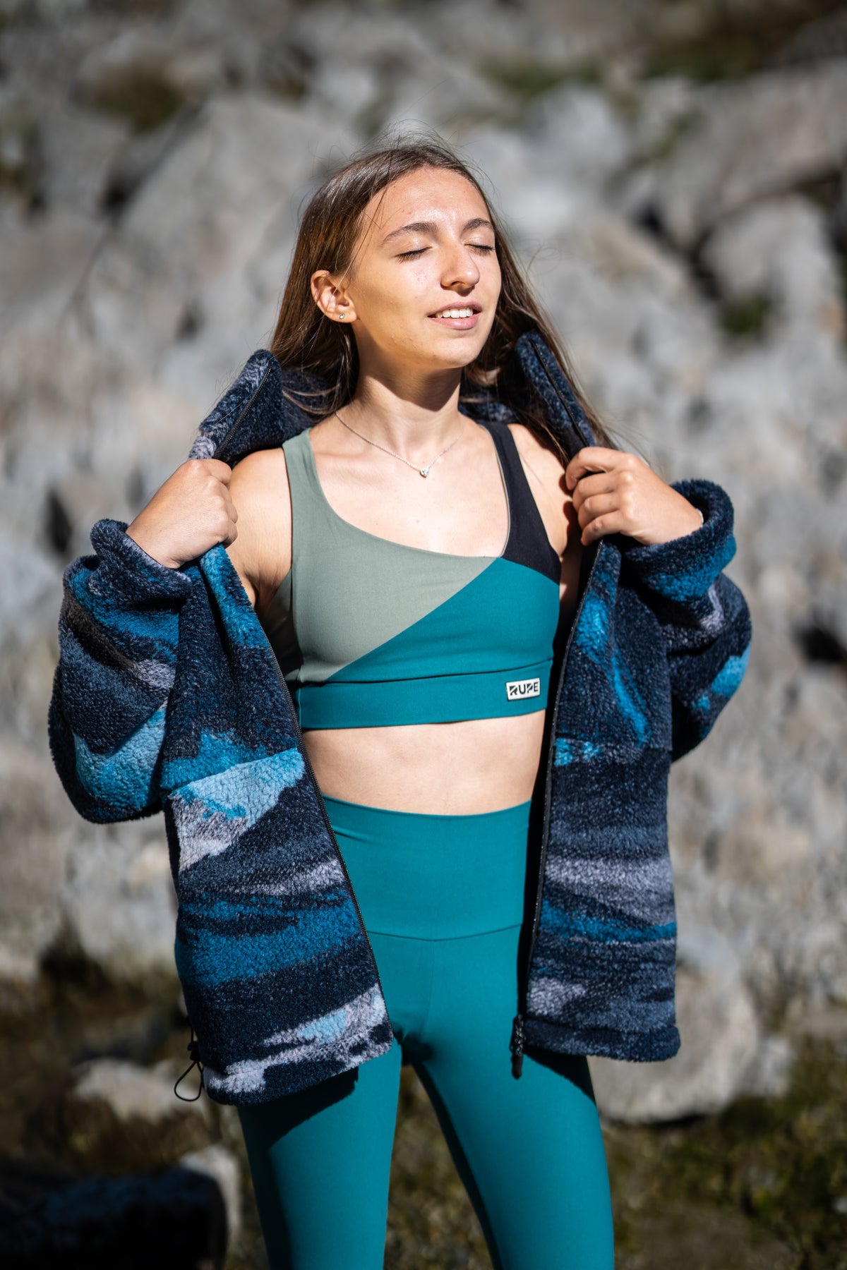 FW26-029 BEAR Arctic Sunrise + Kaleido River + Leggings vita alta teal (donna che apre il pile)