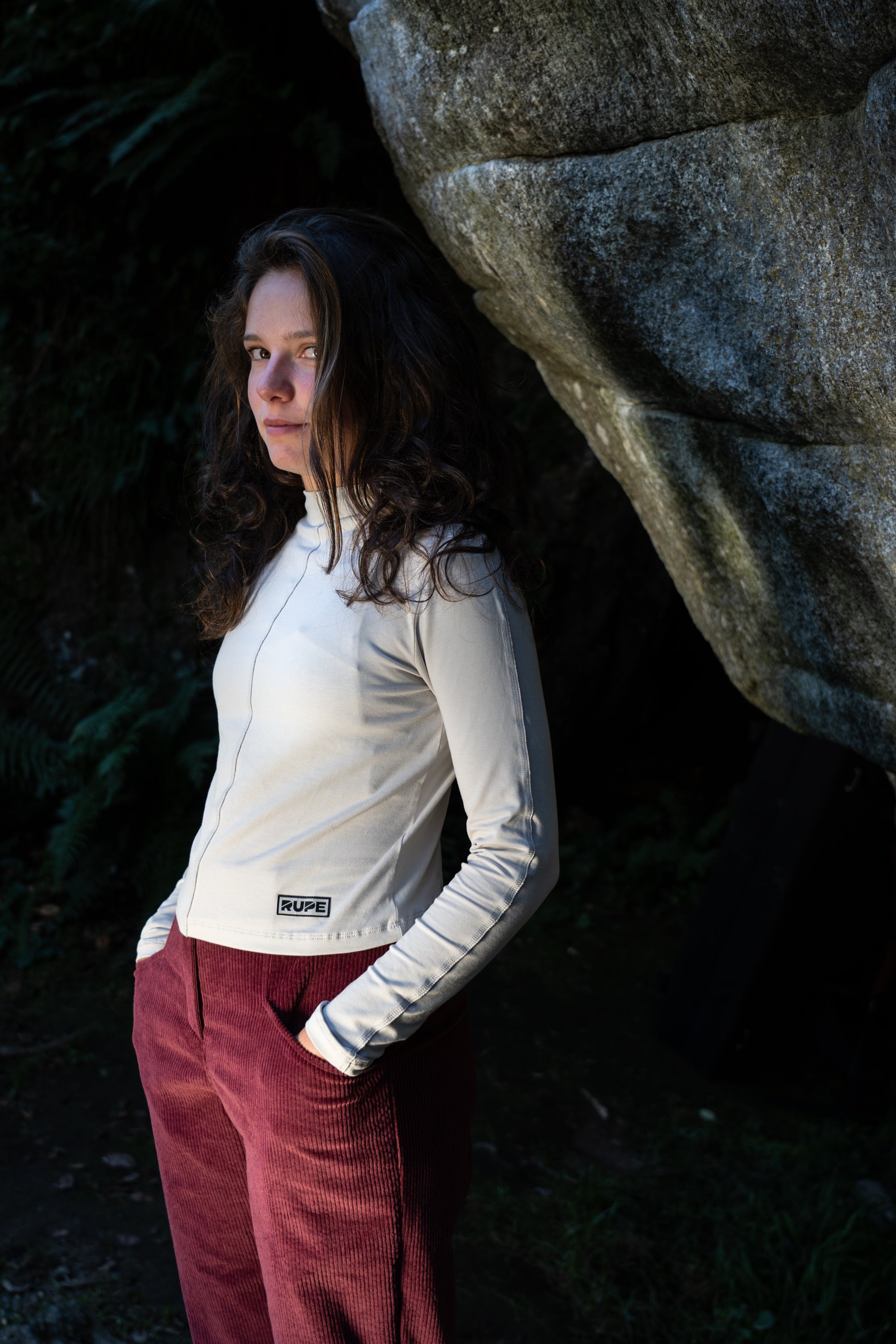 Pantalone Velluto RILA Donna - Velluto Bordeaux - Immagine outdoor - Rupe