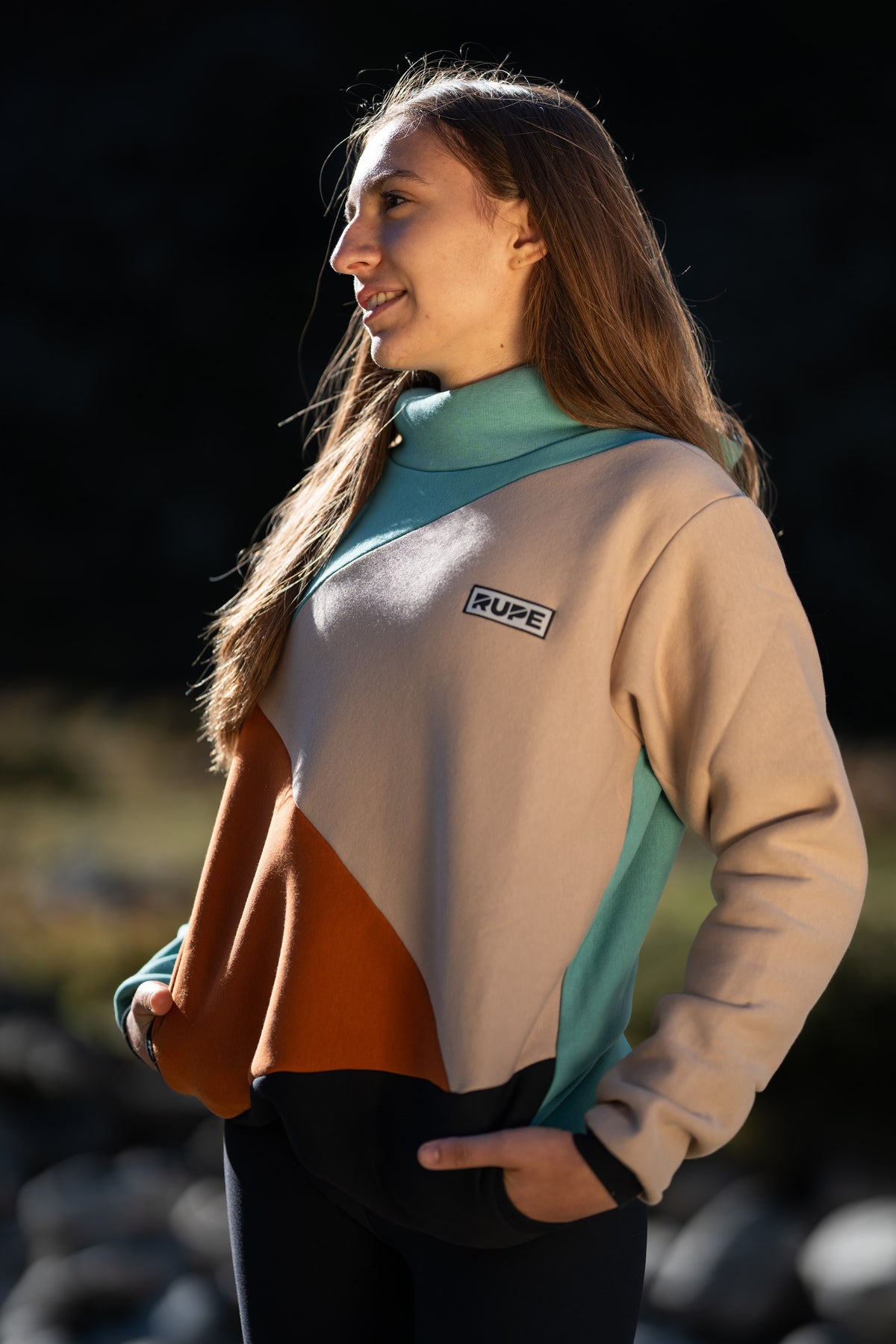 FW26-094 BLOCK Atlas + leggings neri (donna profilo, luce serale)