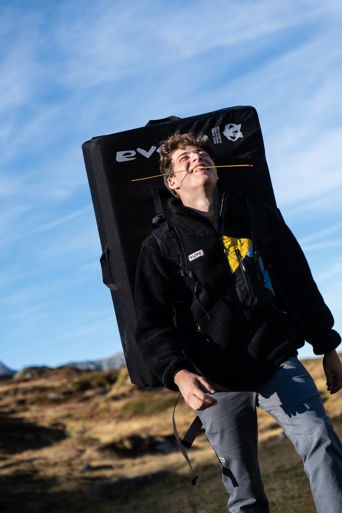 FW26-132 Yeti 2.0 Moonrise + crash pad (uomo con crash pad in spalla, ride verso il cielo)