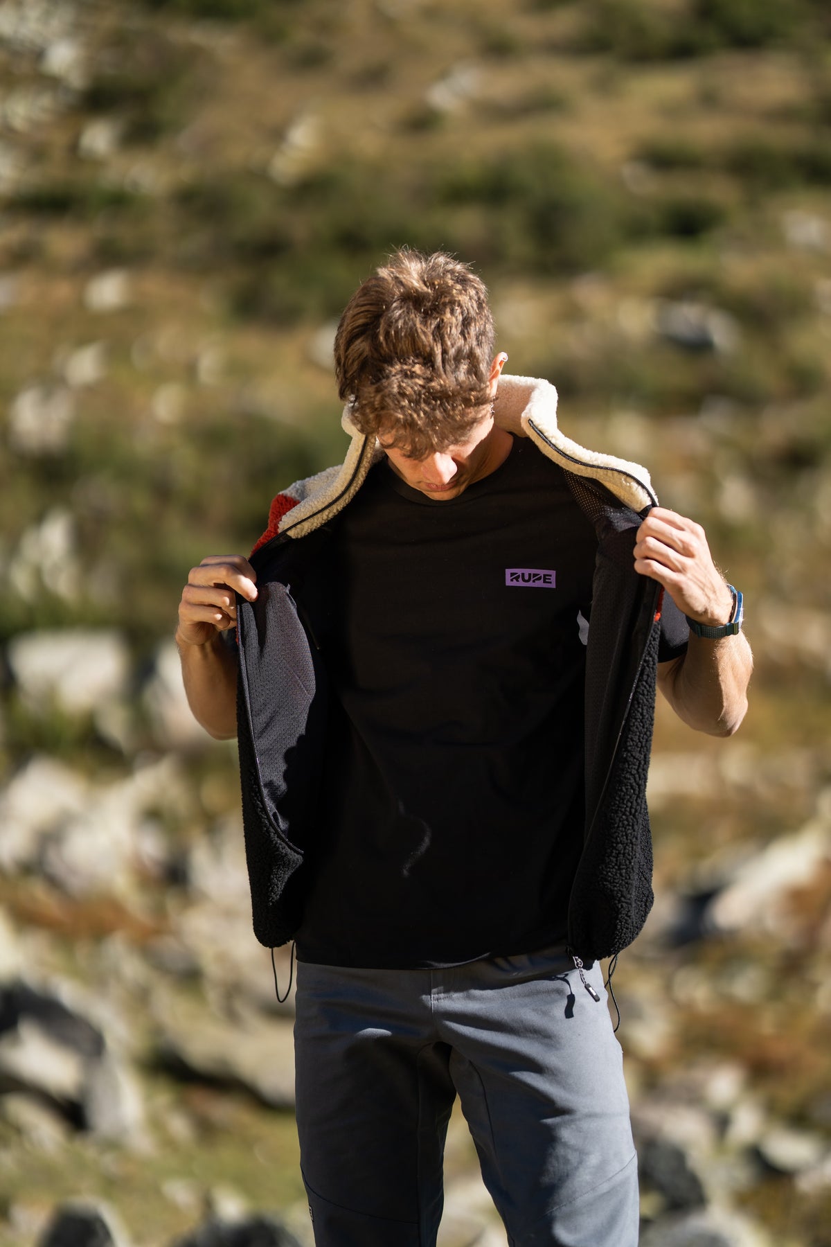 FW26-085 Speed Diablo aperto + T-Shirt Black + Pirenei Grey (uomo che apre il gilet, vista interno)