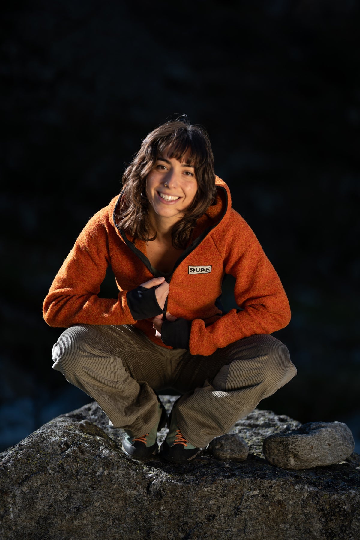 FW26-108 Peak Copper + RILA Old Green (donna accovacciata sorridente, serale)