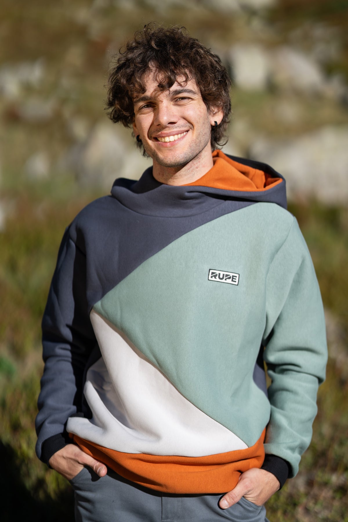 FW26-105 BLOCK Bretema (uomo sorridente primo piano)