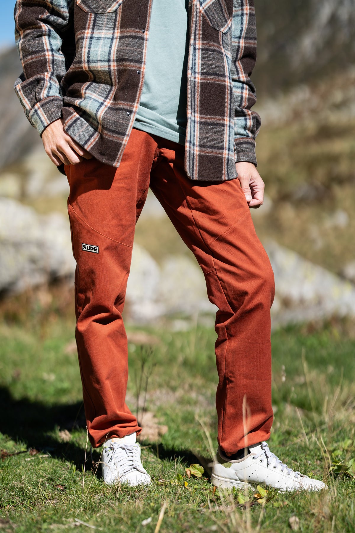 FW26-019 Pirenei Rust (dettaglio pantalone frontale)