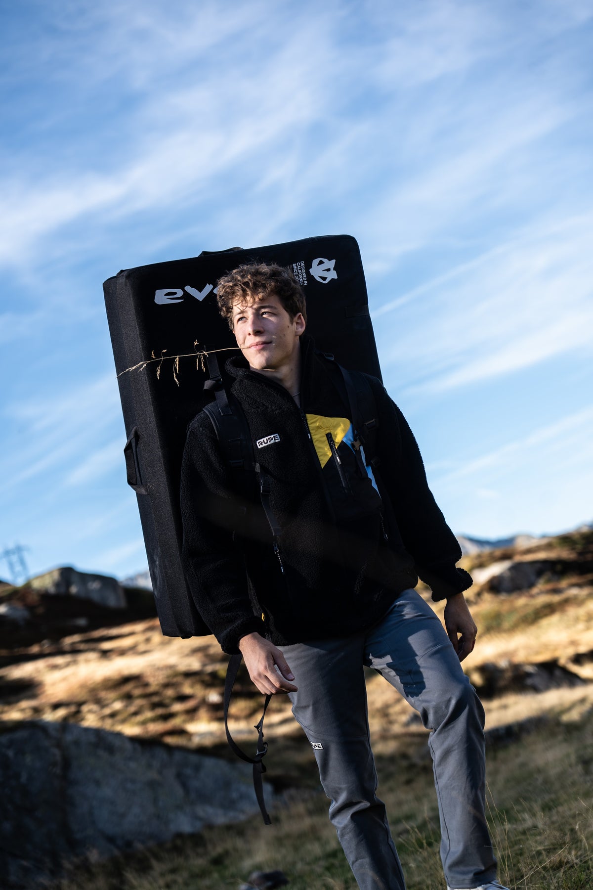 FW26-133 Yeti 2.0 Moonrise + crash pad (uomo con crash pad, cammina)