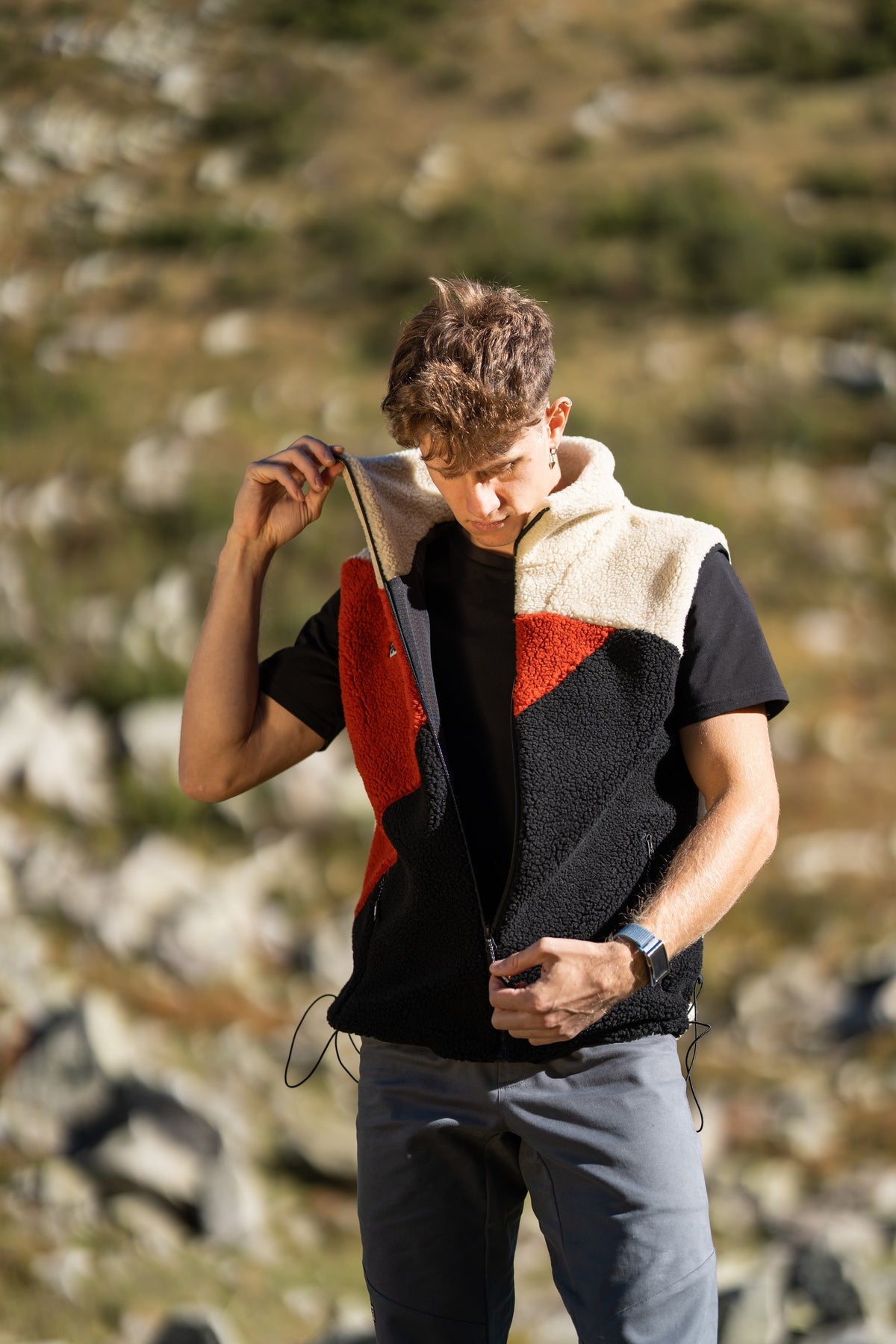 FW26-084 Speed Diablo + T-Shirt Black + Pirenei Grey (uomo che chiude la zip del gilet)