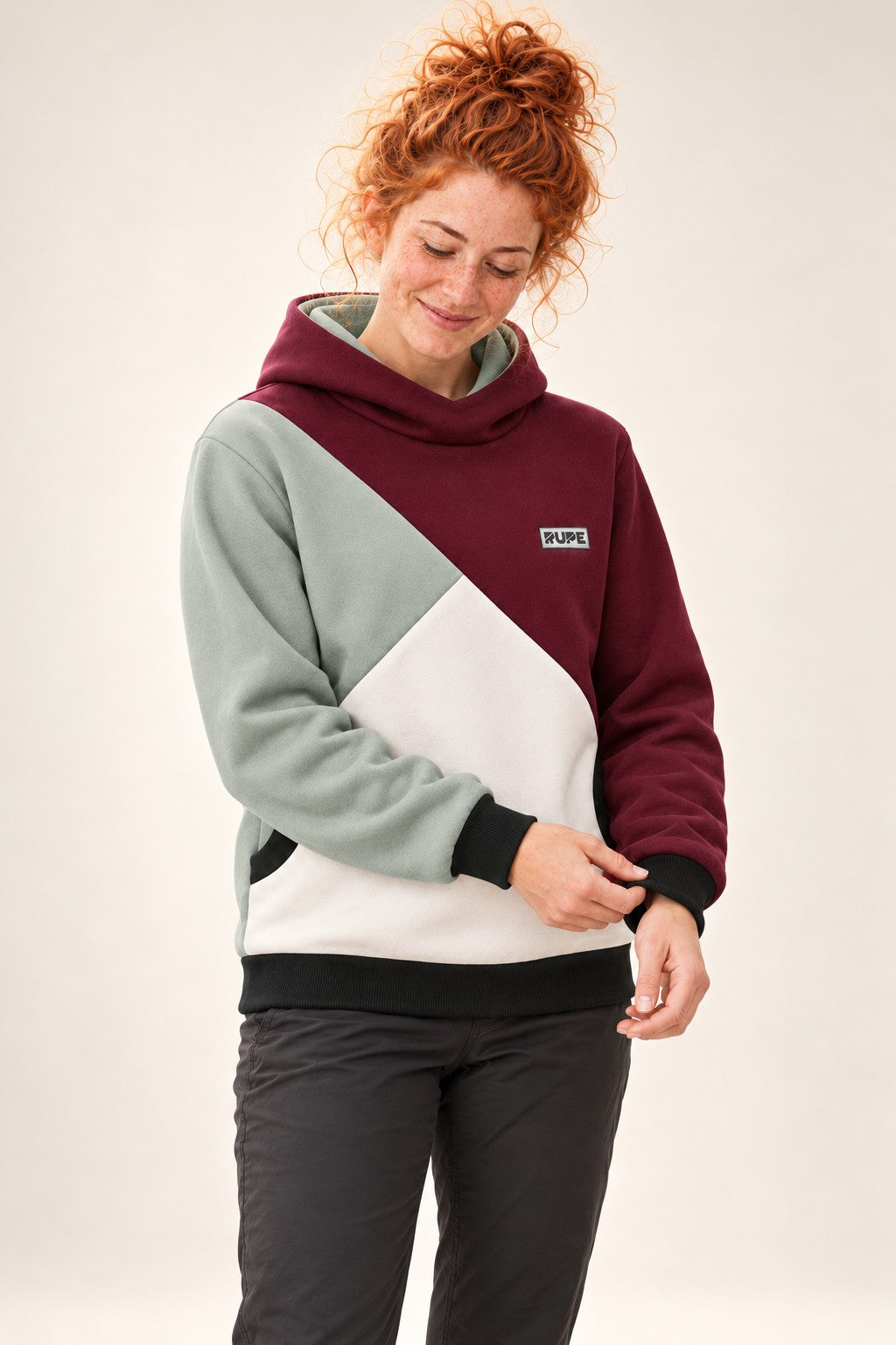 Felpa con cappuccio DIHEDRAL Plum a 3 colori indossata da donna - tre quarti - Rupe Clothing