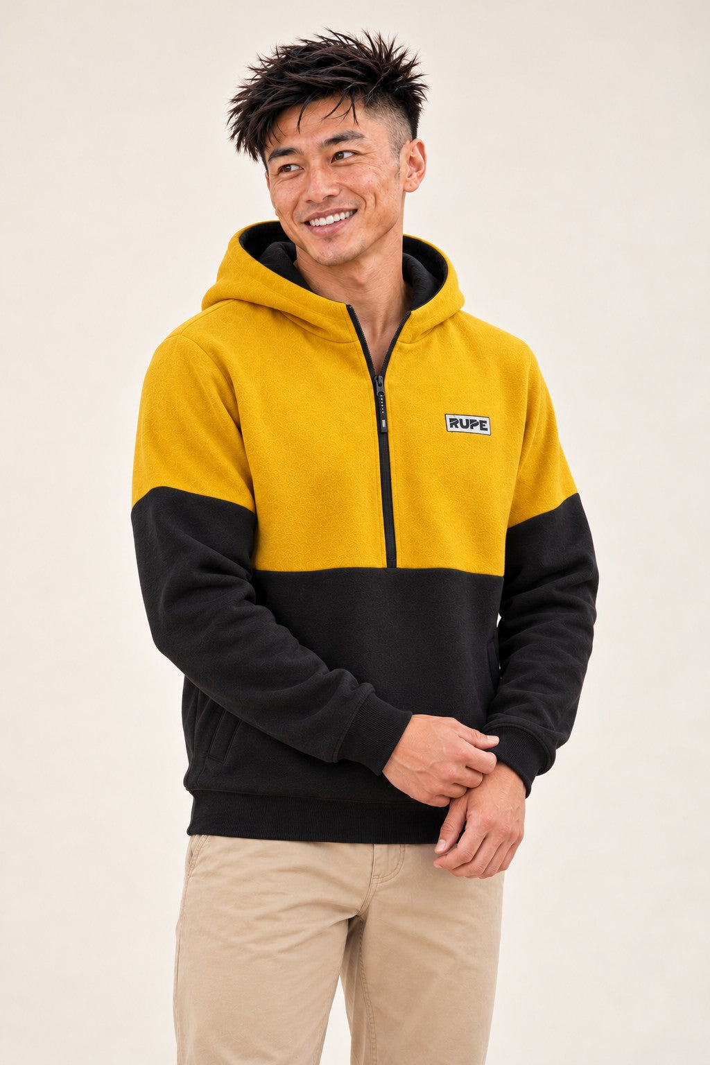 Felpa mezza zip con cappuccio PITCH Bee indossata da uomo - tre quarti - Rupe Clothing